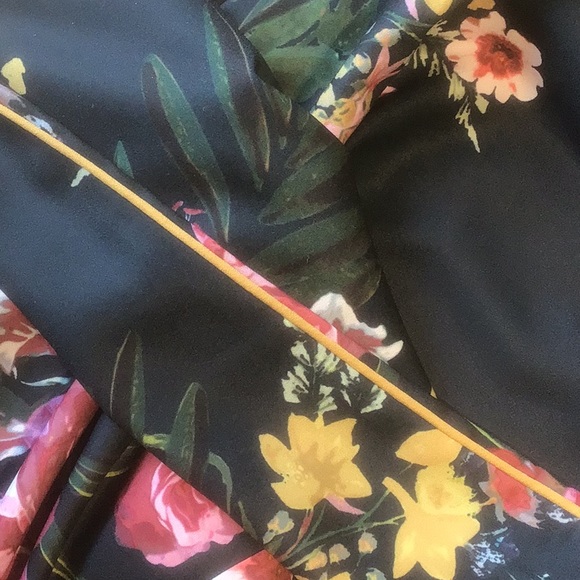 Simons Contemporaine navy with flower print jogger style pants, size XL. - Picture 3 of 5